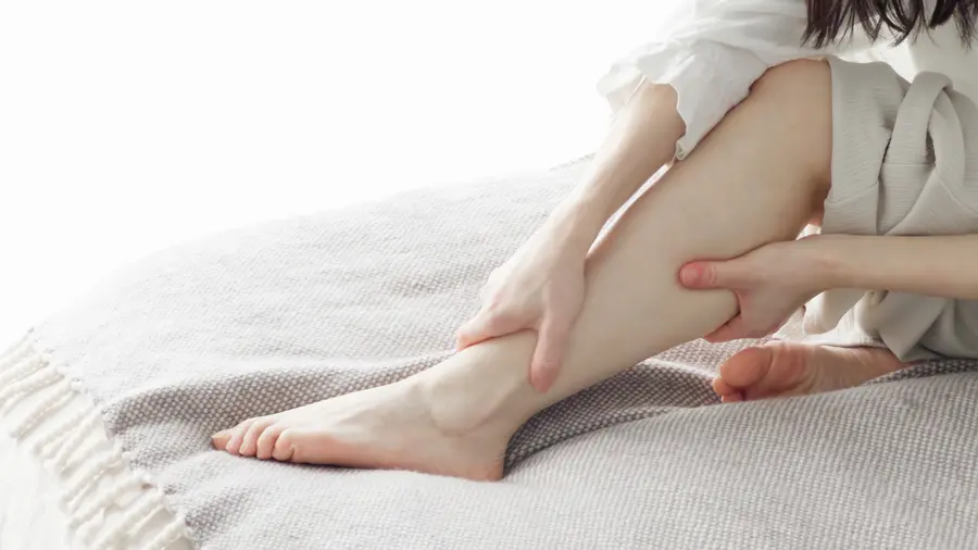 やっぱり脚のセルライト目立つ・・・ケアする方法を紹介！
