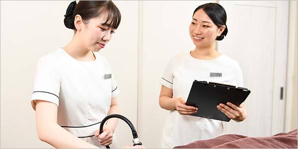 先輩から指導を受けている様子